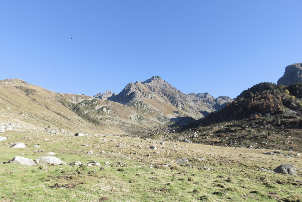 En el centro del Pic de Rulhe, con el valle a la Collada de Juclá a su derecha